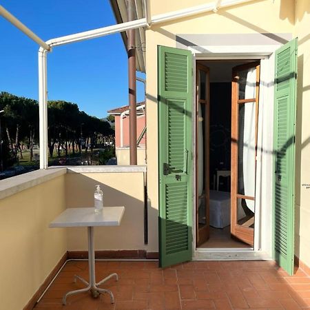 Elegante Camera Matrimoniale Con Balcone A 500 Mt Dal Mare Marina Di Carrara Exterior foto